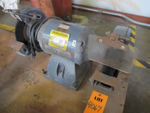 (2) BALDOR GRINDER/BUFFERS, CAT# 8250W, 3/4 HP, 1 PHASE, 115/230 V, 4.8/2.4 A, 3600 RPM. LOADING & HANDLING FEE $15-4067
